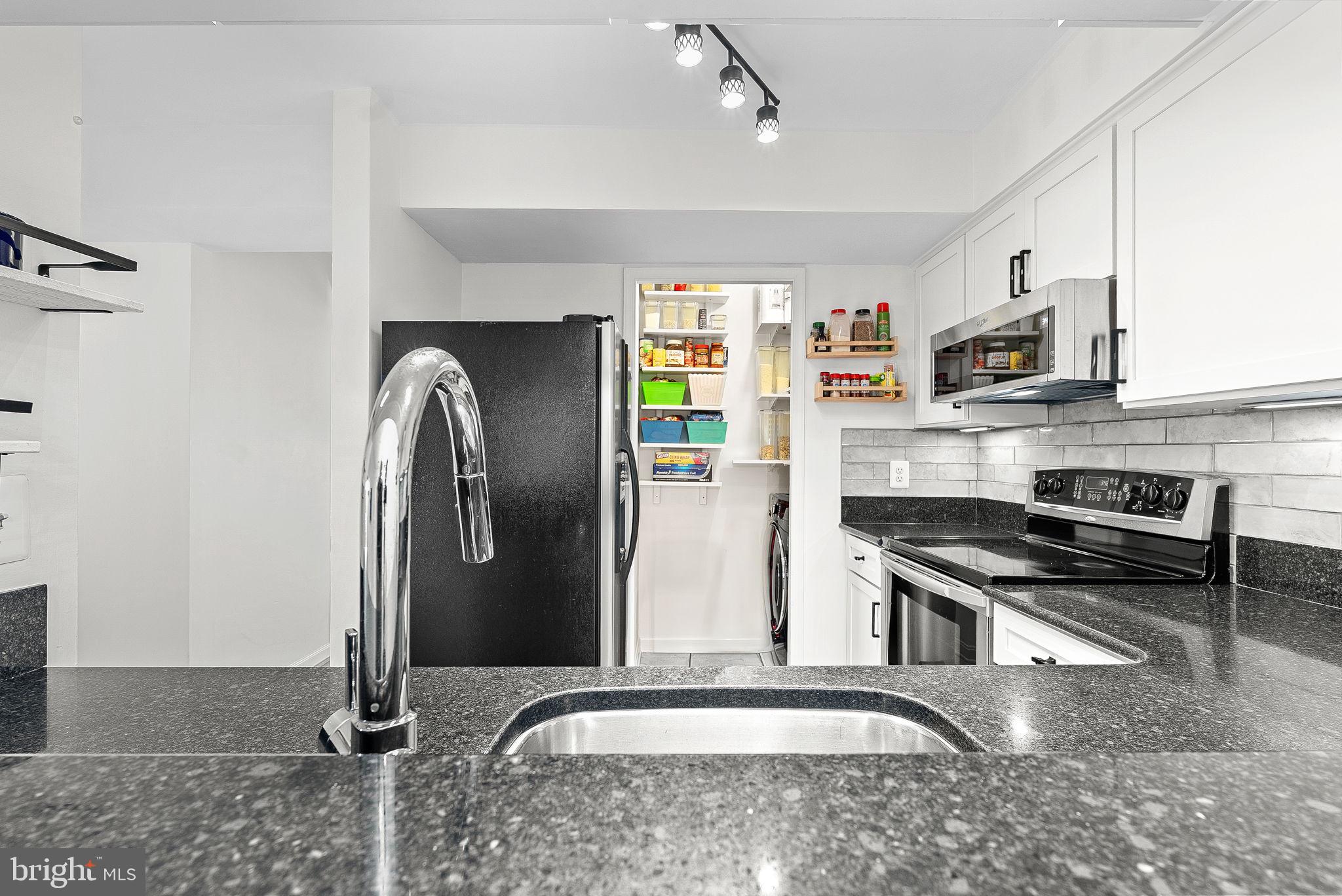 6900 Mary Caroline Cir #L