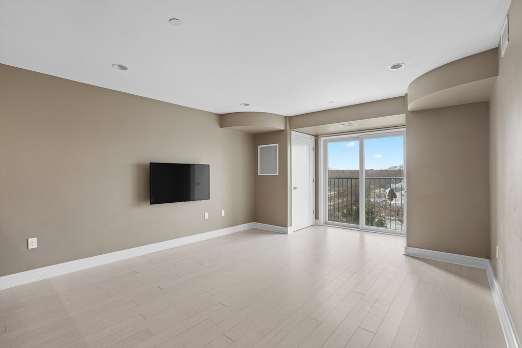 770 Washington Ave # 406