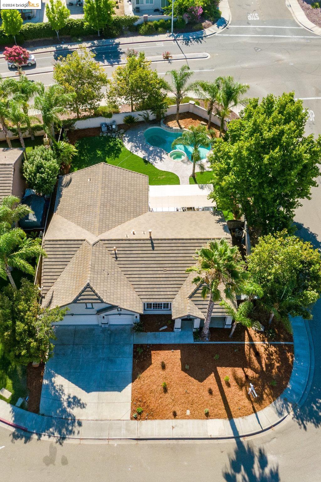 5015 HOLLOWGLEN COURT