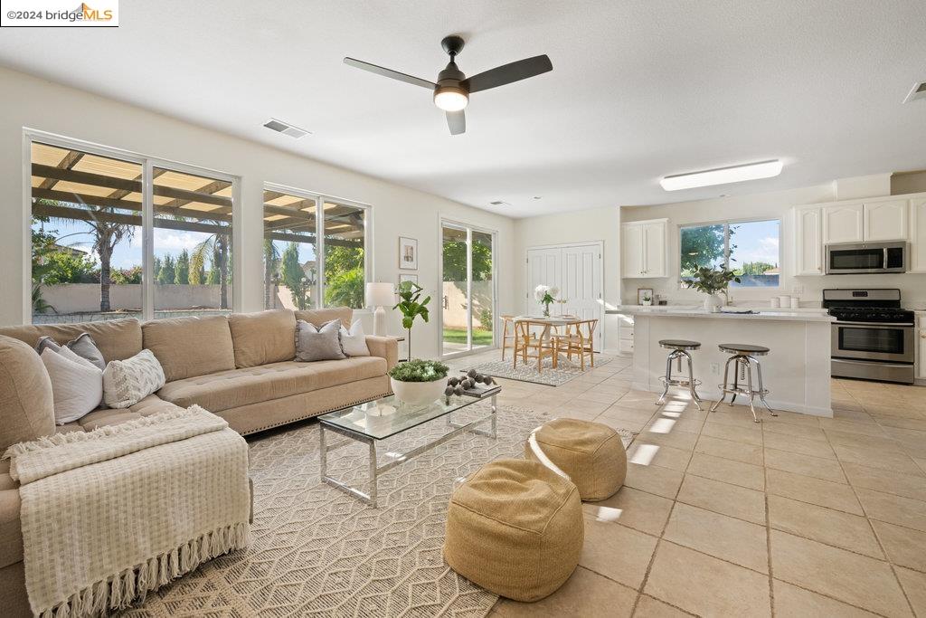 5015 HOLLOWGLEN COURT