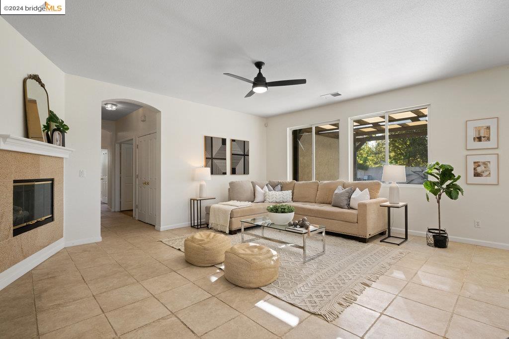 5015 HOLLOWGLEN COURT