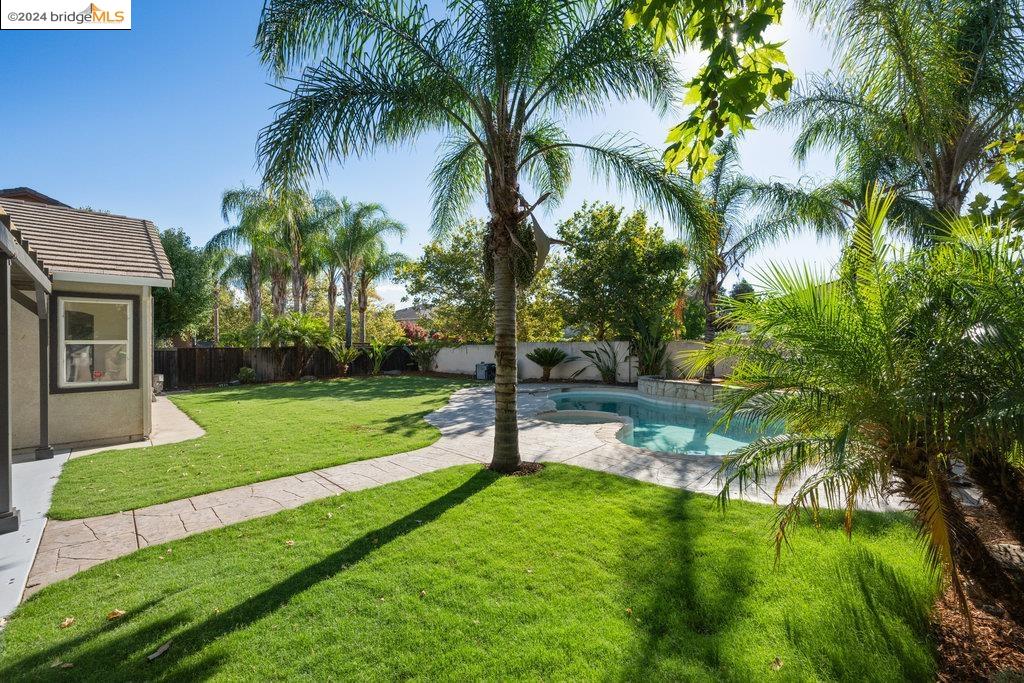 5015 HOLLOWGLEN COURT