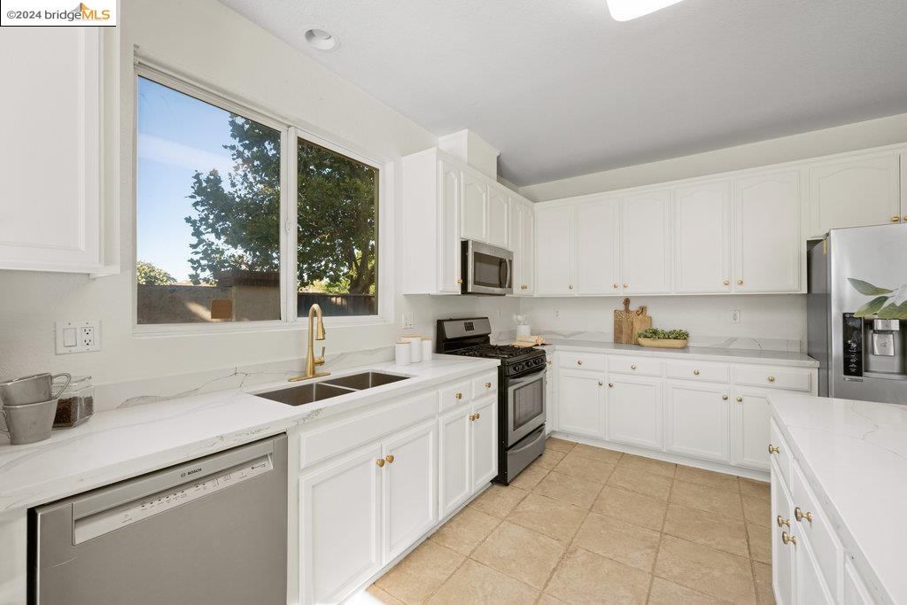 5015 HOLLOWGLEN COURT