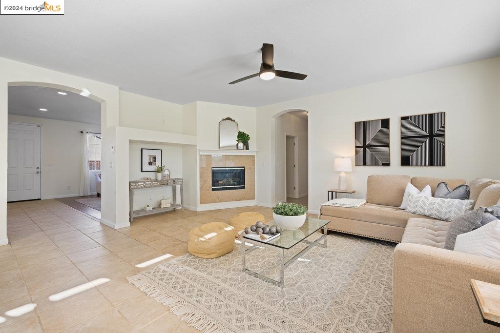 5015 HOLLOWGLEN COURT