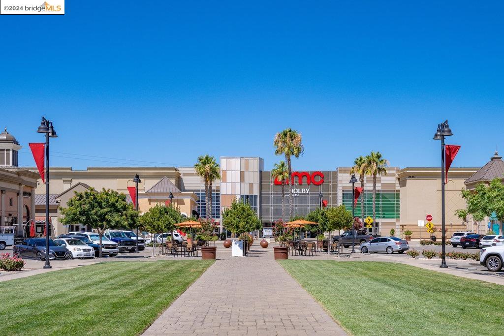 5015 HOLLOWGLEN COURT