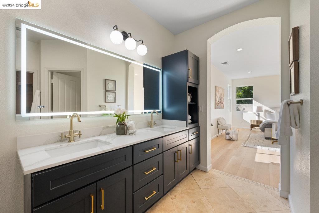 5015 HOLLOWGLEN COURT