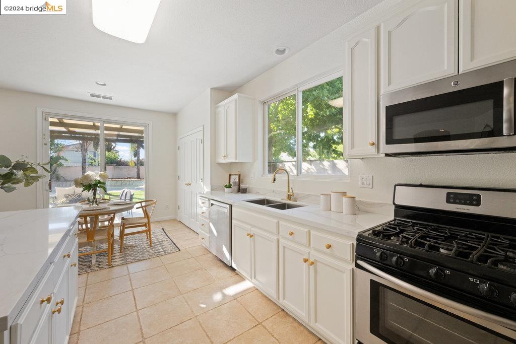 5015 HOLLOWGLEN COURT