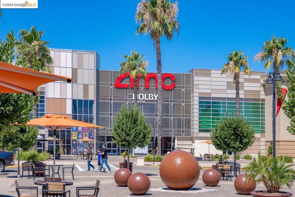 5015 HOLLOWGLEN COURT