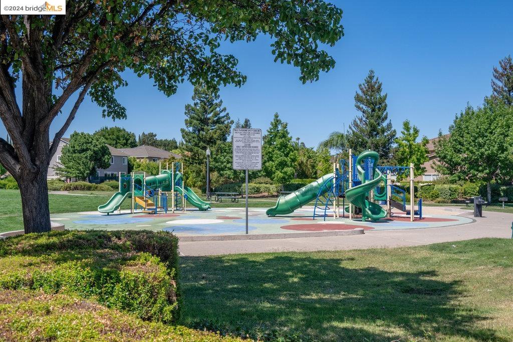 5015 HOLLOWGLEN COURT