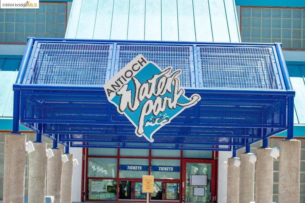 5015 HOLLOWGLEN COURT