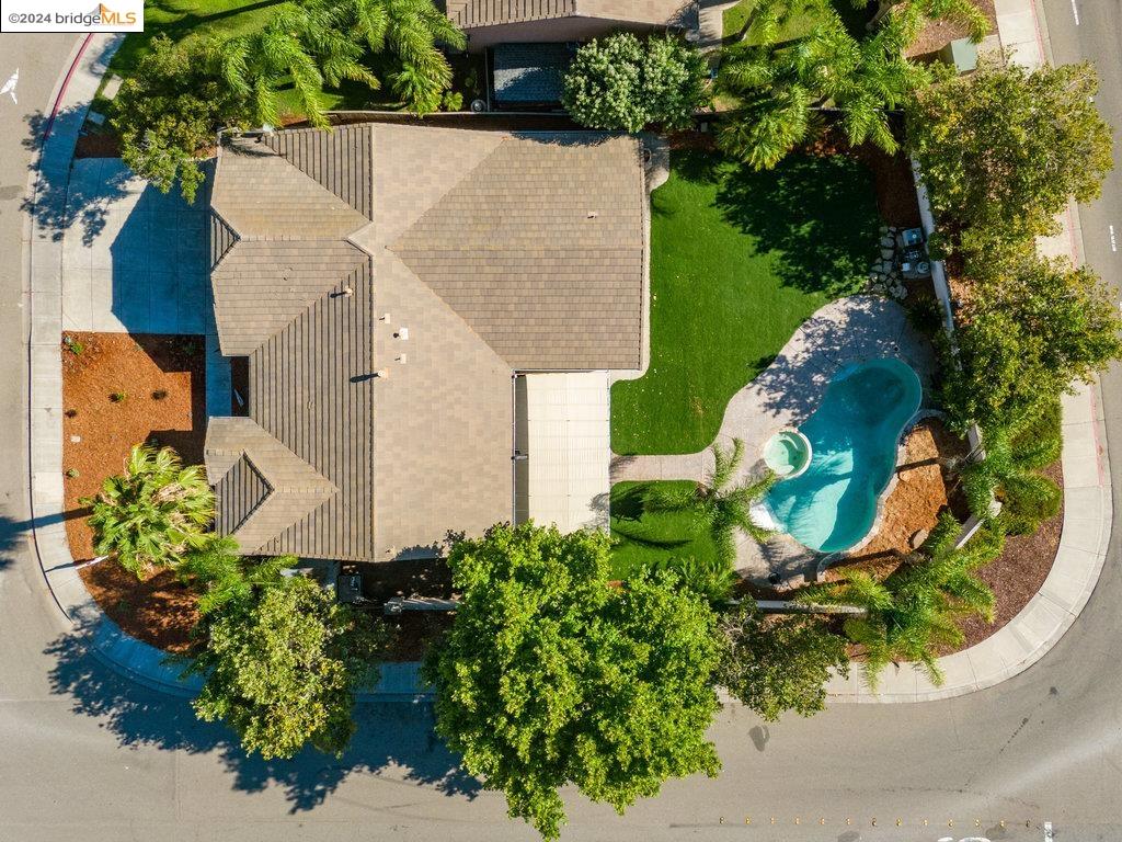 5015 HOLLOWGLEN COURT