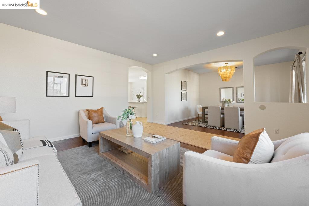 5015 HOLLOWGLEN COURT