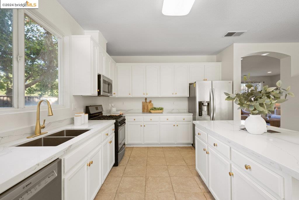 5015 HOLLOWGLEN COURT