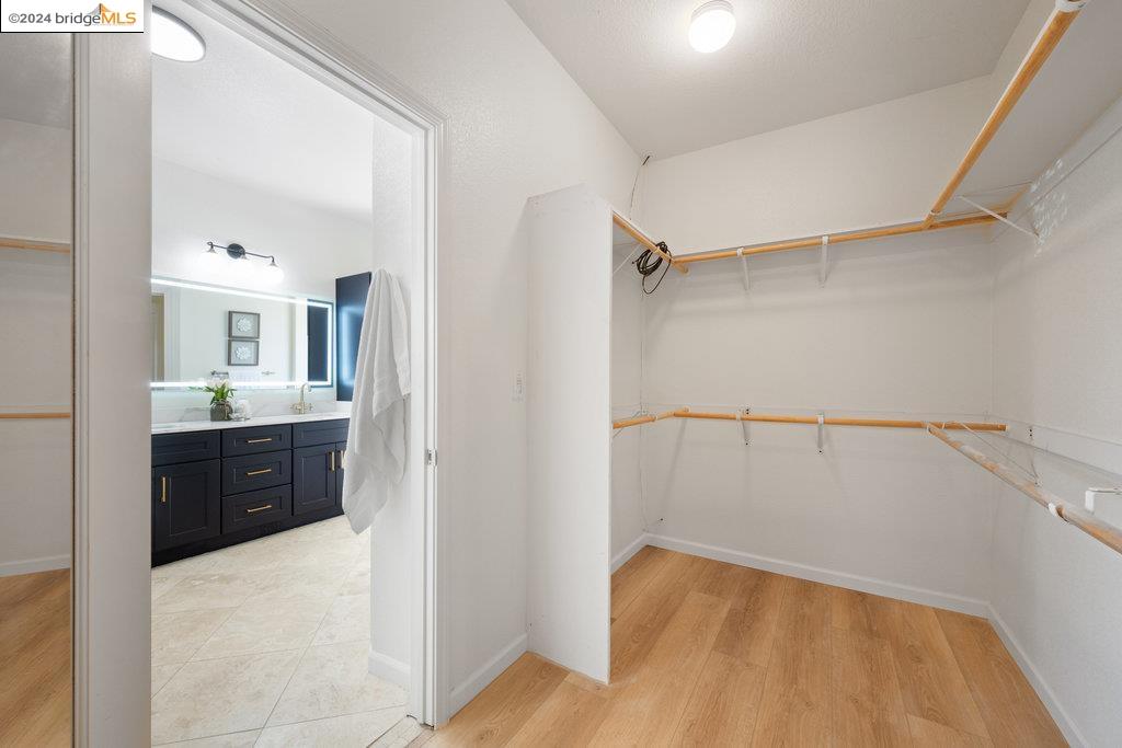 5015 HOLLOWGLEN COURT