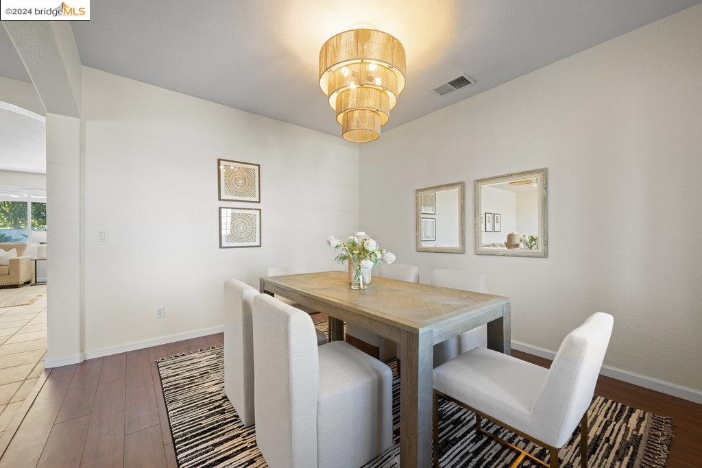 5015 HOLLOWGLEN COURT