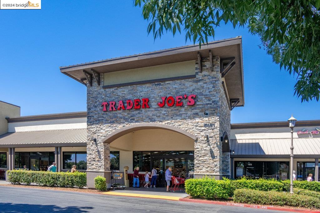 5015 HOLLOWGLEN COURT