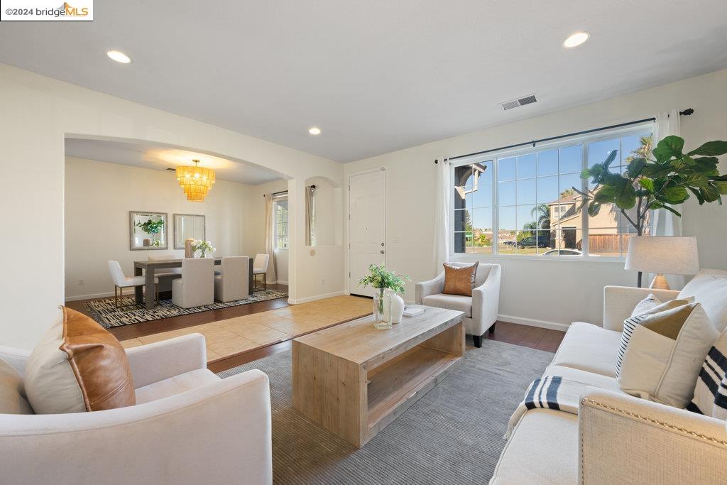 5015 HOLLOWGLEN COURT