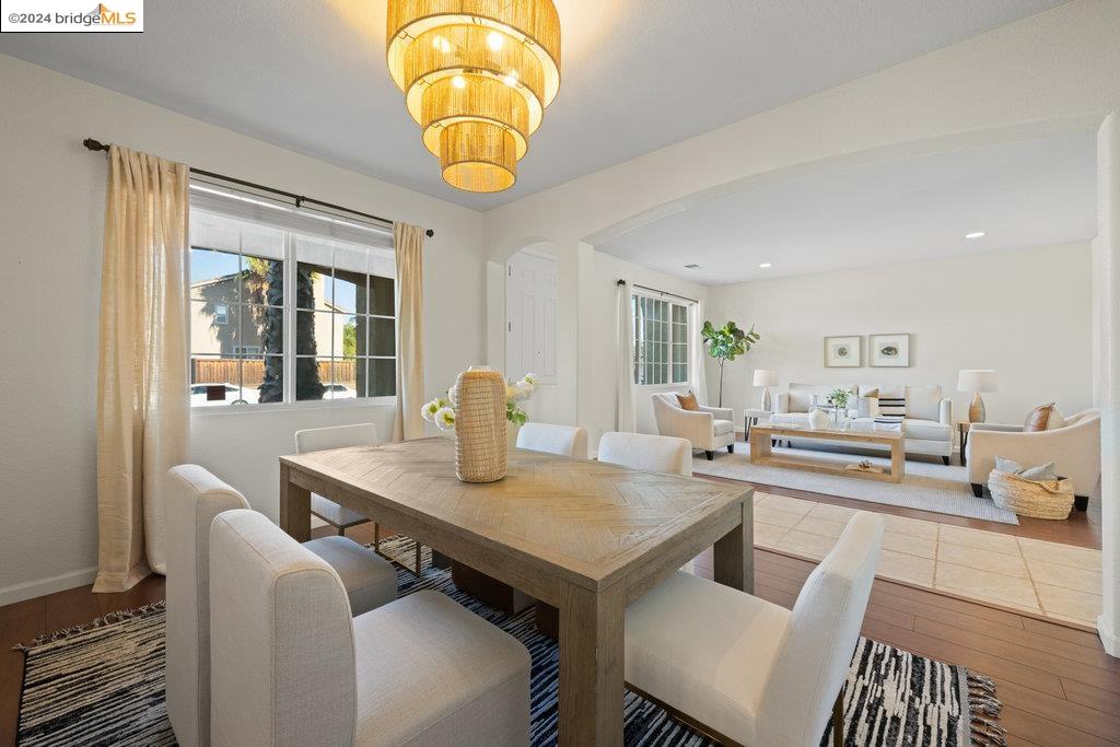 5015 HOLLOWGLEN COURT