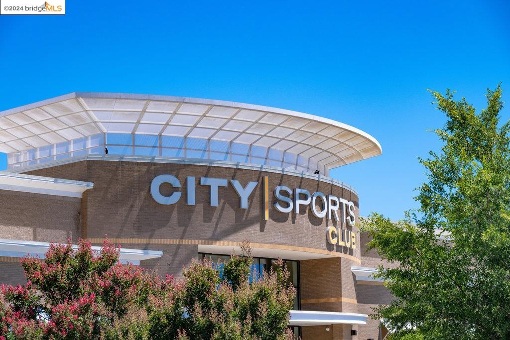 5015 HOLLOWGLEN COURT