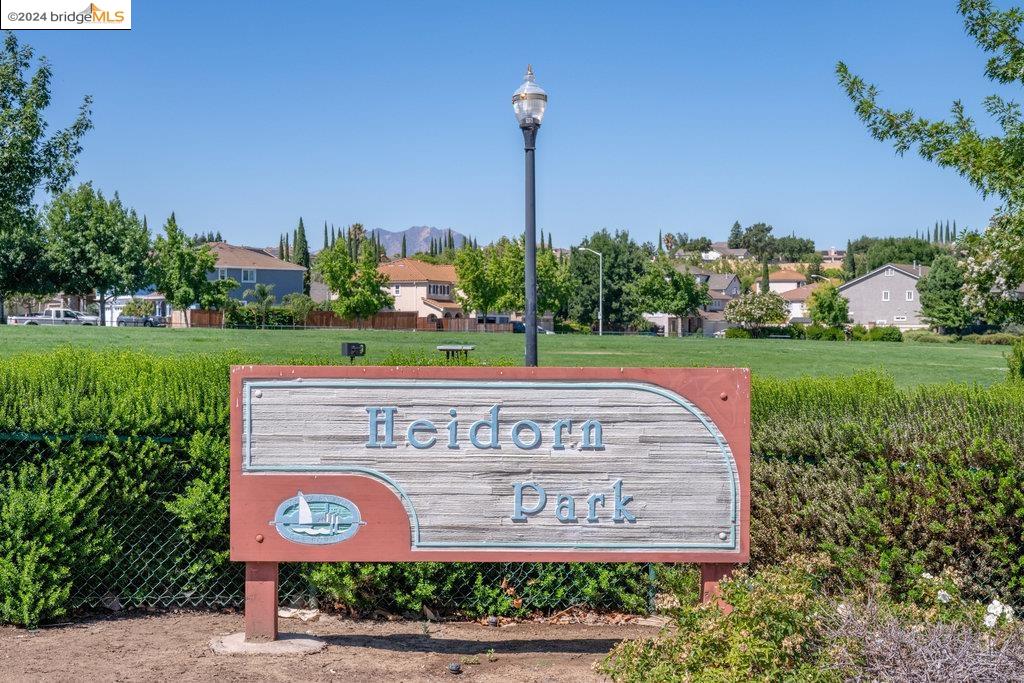 5015 HOLLOWGLEN COURT