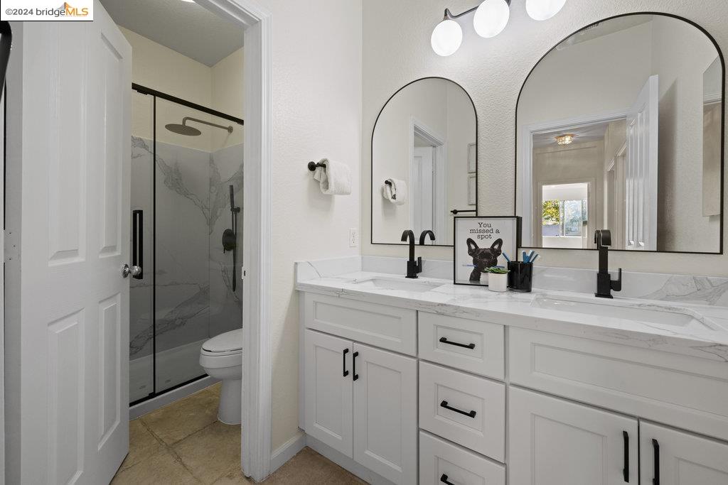 5015 HOLLOWGLEN COURT