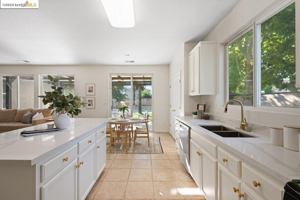 5015 HOLLOWGLEN COURT