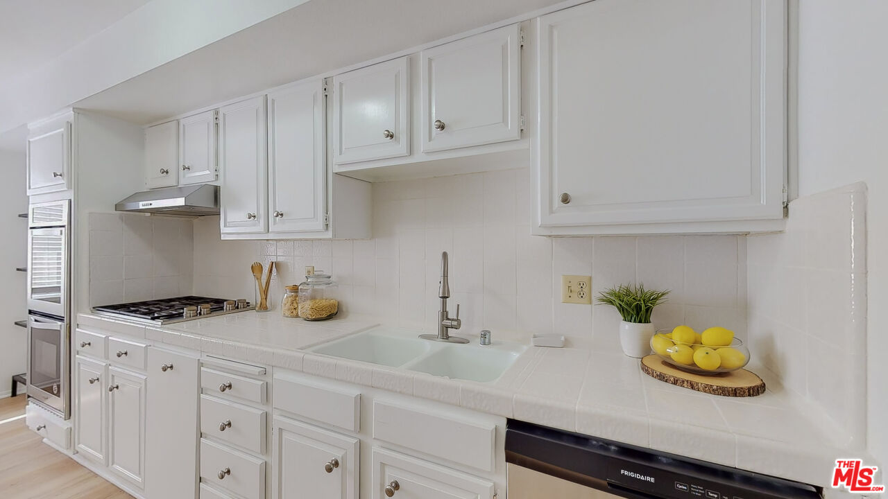 1830 Kelton Ave Unit: 11