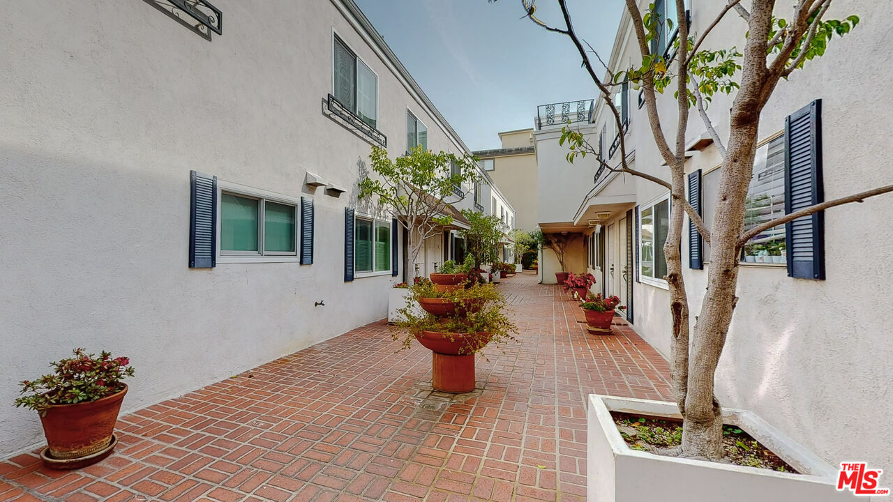 1830 Kelton Ave Unit: 11