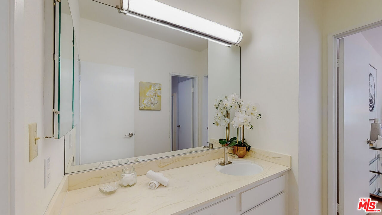 1830 Kelton Ave Unit: 11