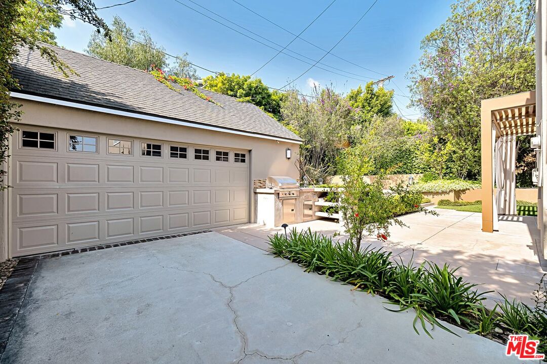 9342 CRESTA DR