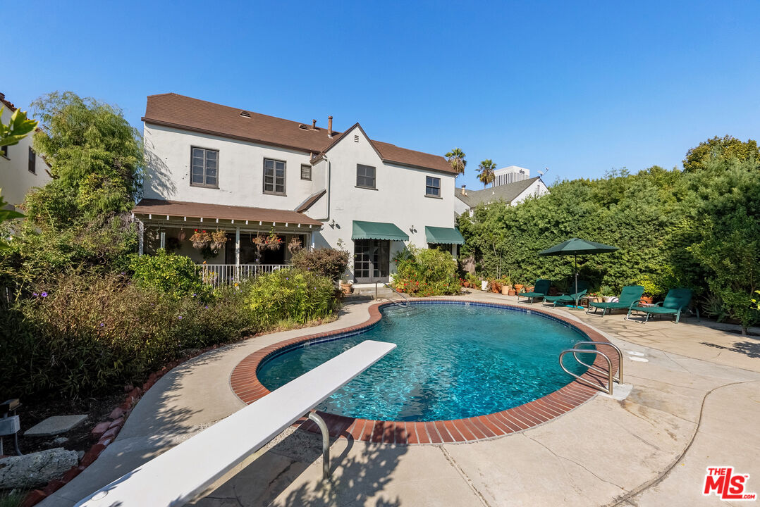 6114 Barrows Dr