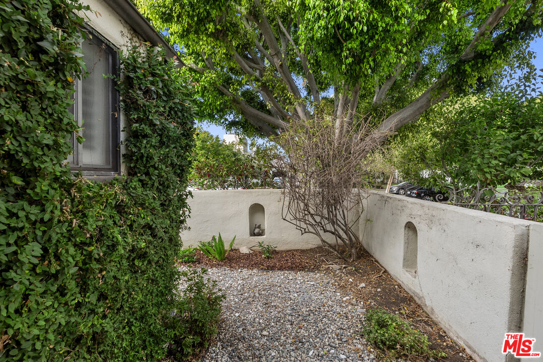 6114 Barrows Dr