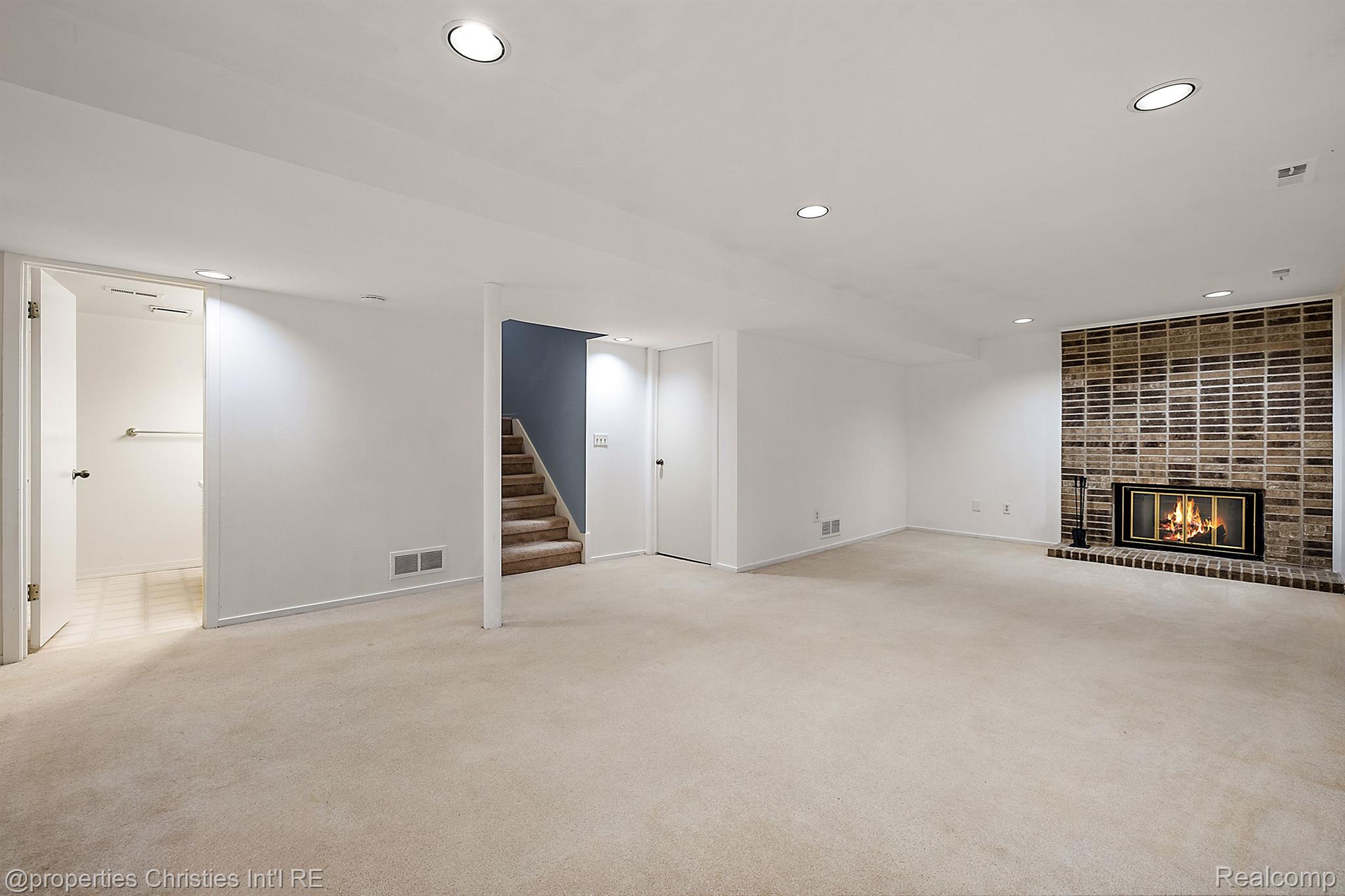 1806 S HILL Boulevard