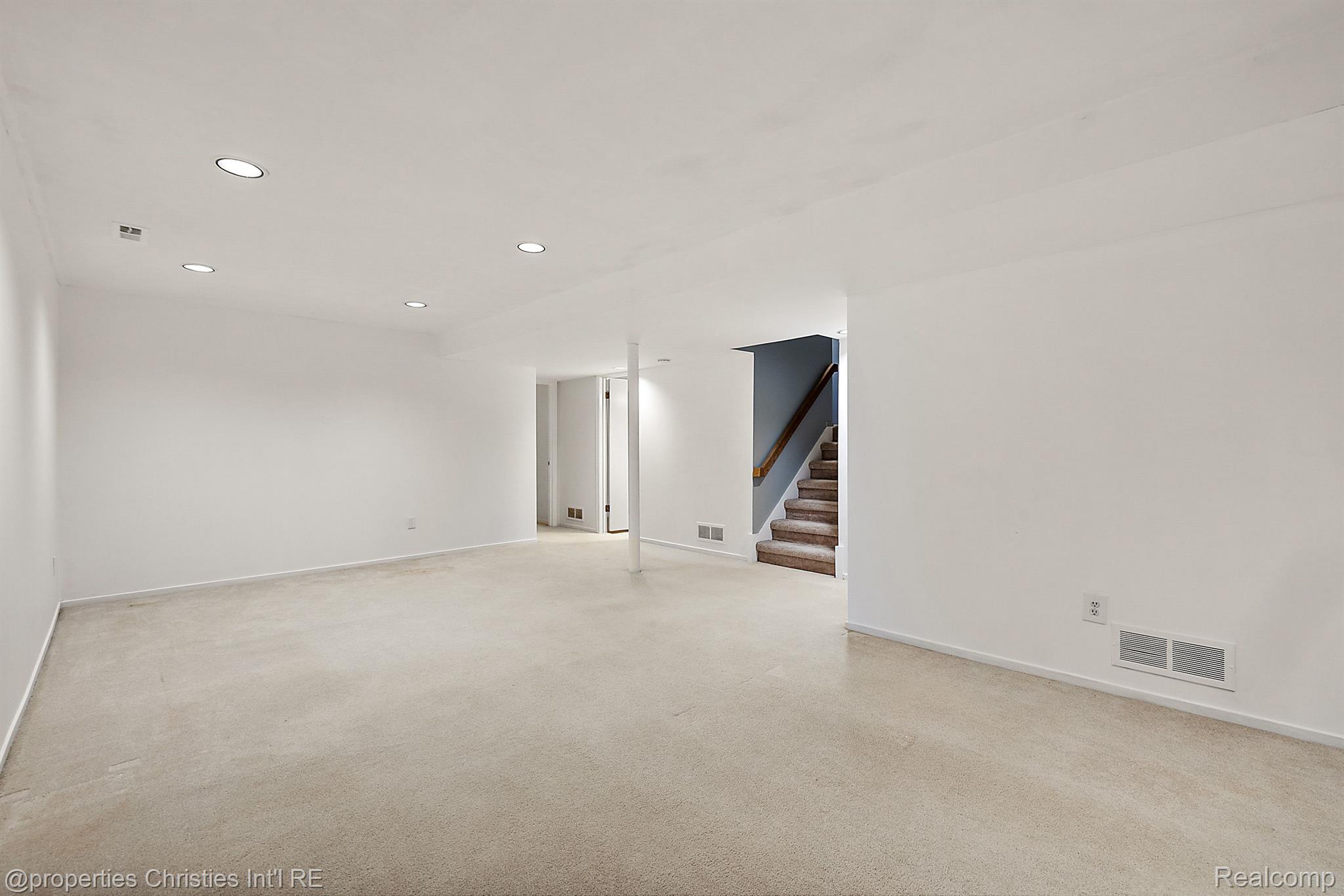 1806 S HILL Boulevard