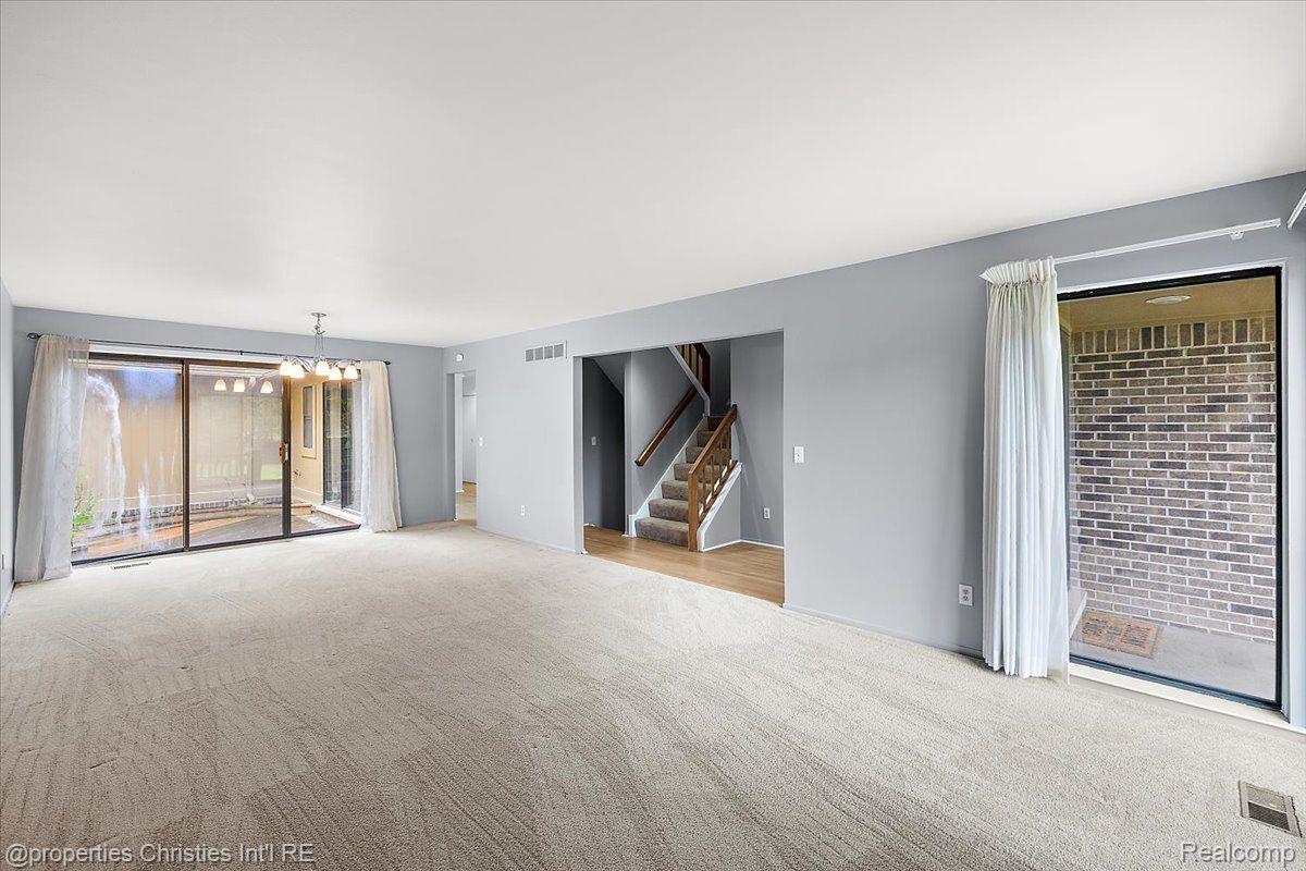 1806 S Hill Boulevard