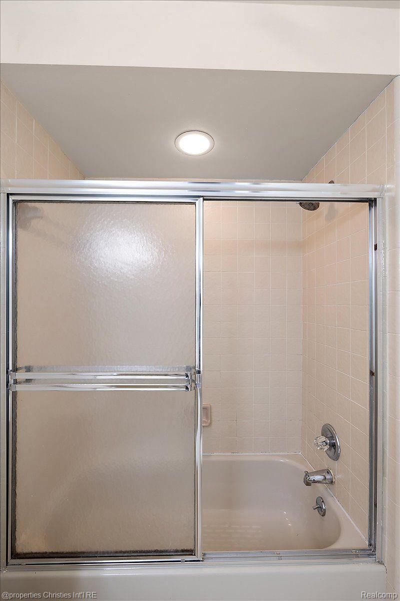 1806 S Hill Boulevard