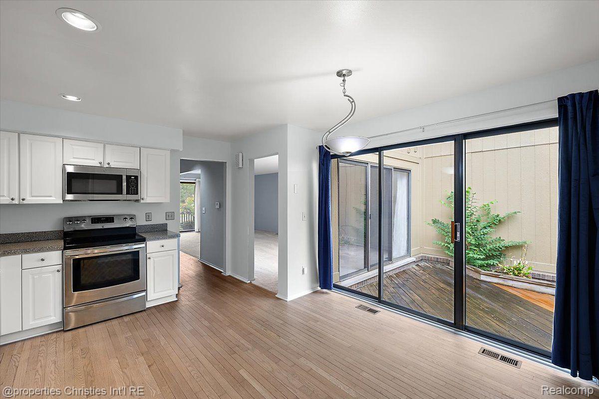 1806 S Hill Boulevard