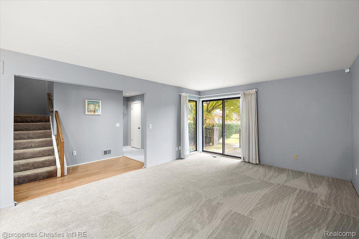 1806 S Hill Boulevard