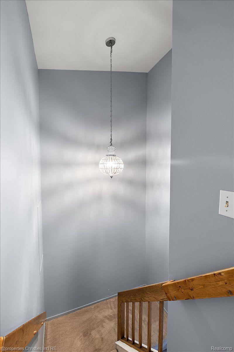 1806 S Hill Boulevard