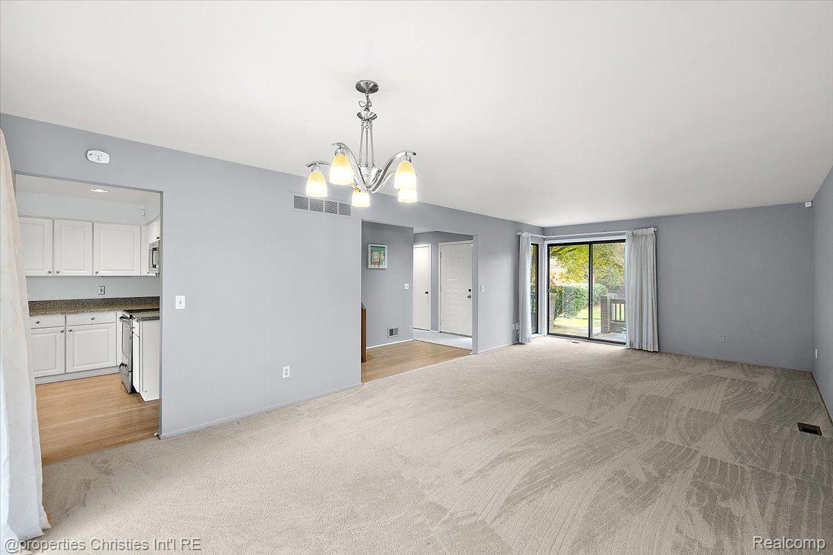 1806 S Hill Boulevard