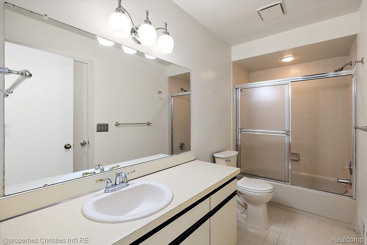 1806 S Hill Boulevard