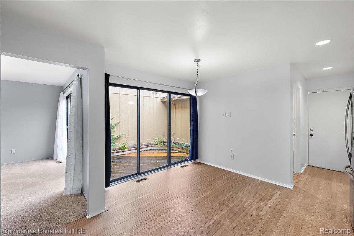 1806 S Hill Boulevard