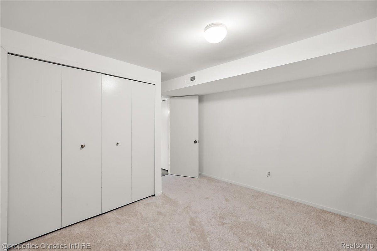 1806 S Hill Boulevard