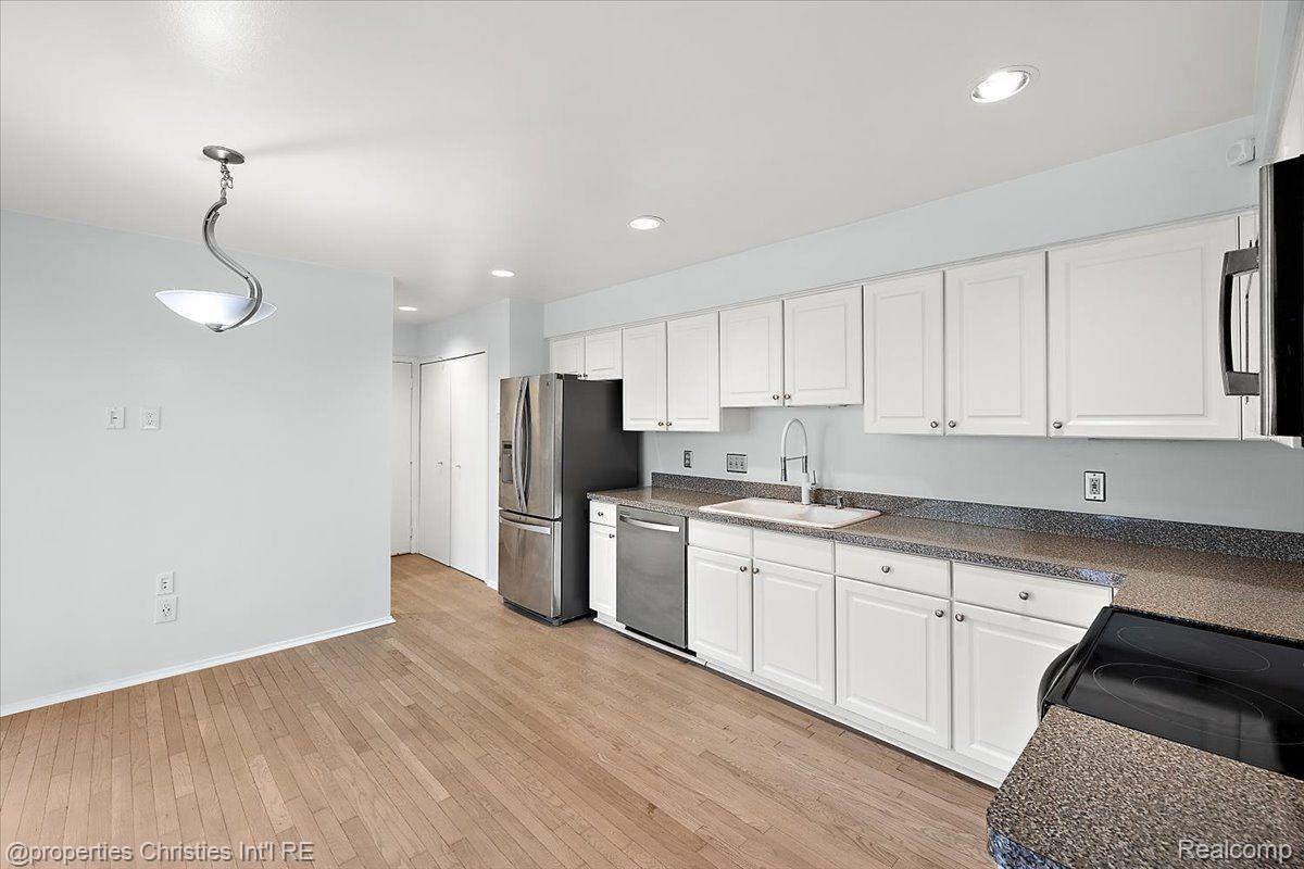 1806 S Hill Boulevard