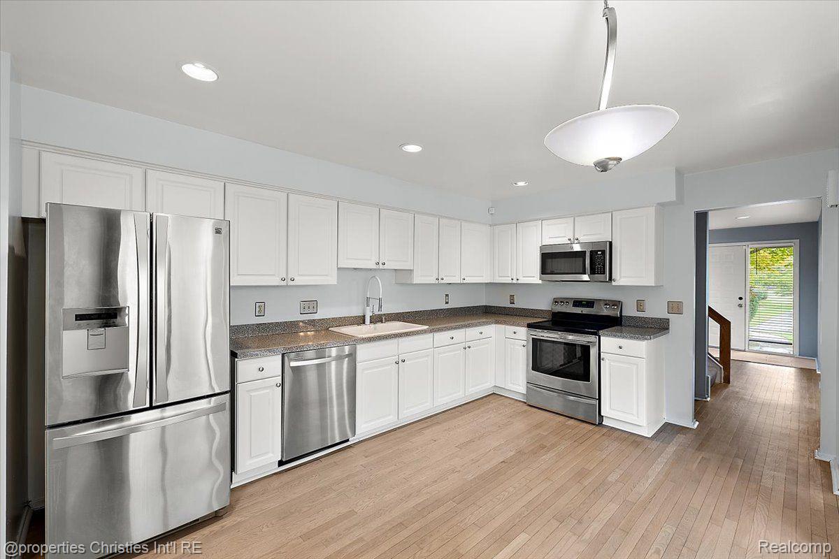 1806 S Hill Boulevard