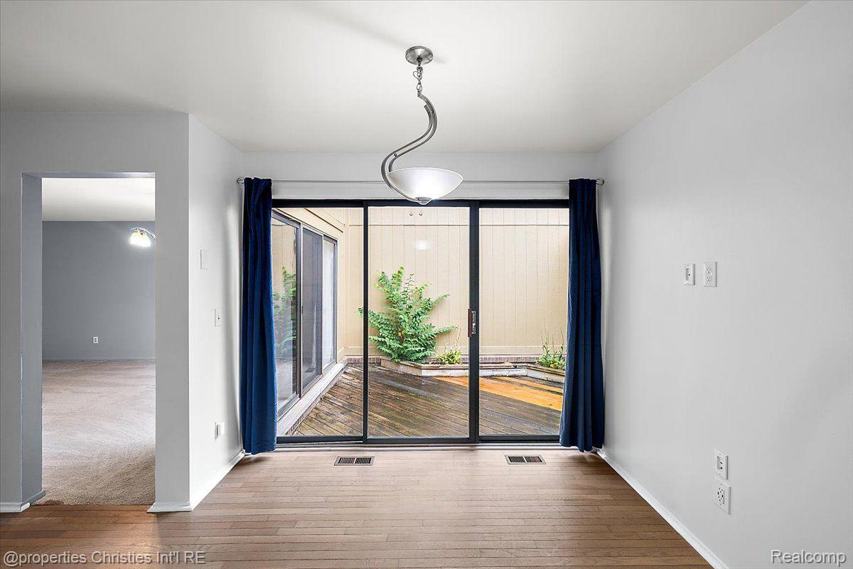 1806 S Hill Boulevard