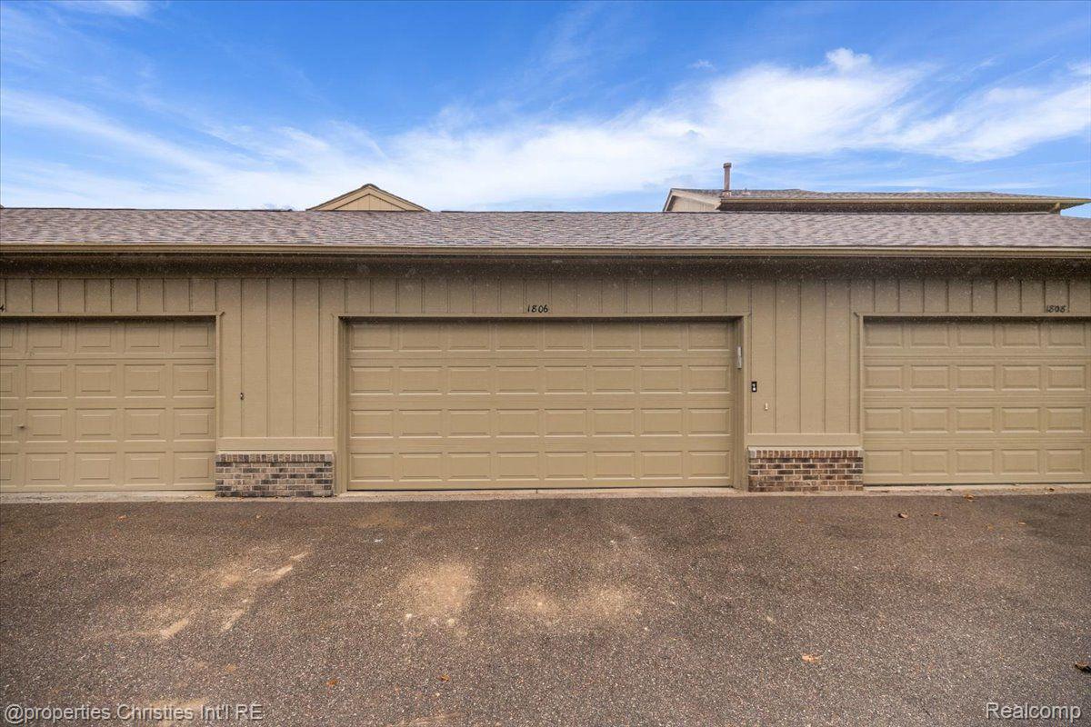 1806 S Hill Boulevard