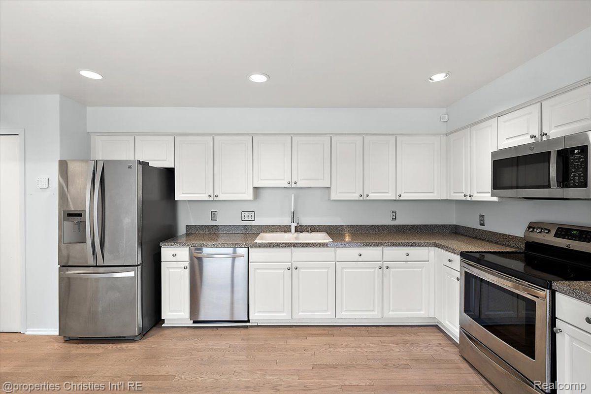 1806 S Hill Boulevard