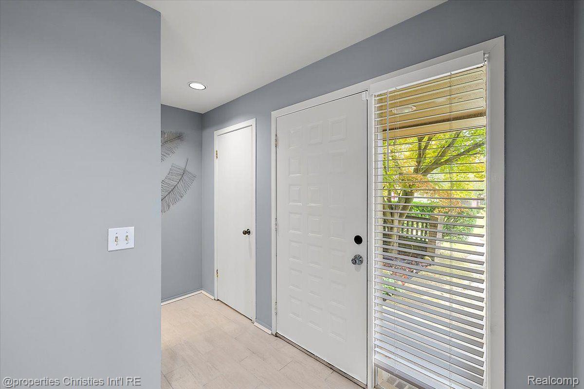 1806 S Hill Boulevard