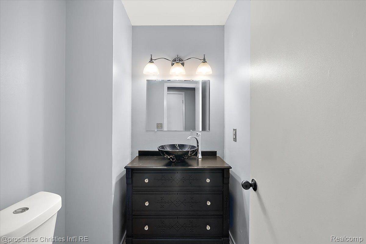 1806 S Hill Boulevard